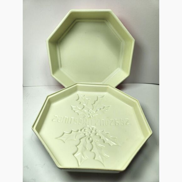 Vintage Ullman Co. “Seasons Greetings” Octagon Holiday Plastic Tin Holly - Picture 3 of 5